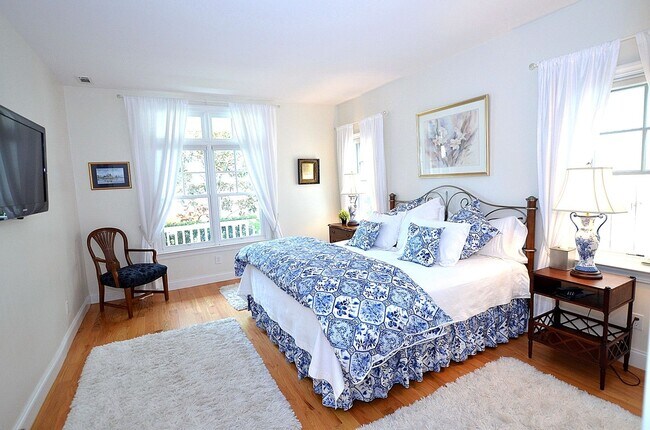 Building Photo - Charming Vacation Home, Furnished 4Bd/3.5Ba Home
