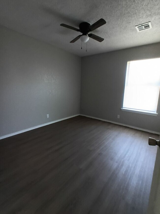 Building Photo - Cute Duplex