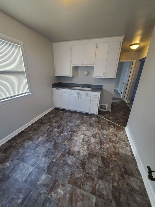 Building Photo - 2 Bedroom Single Family - Brand new Flooring