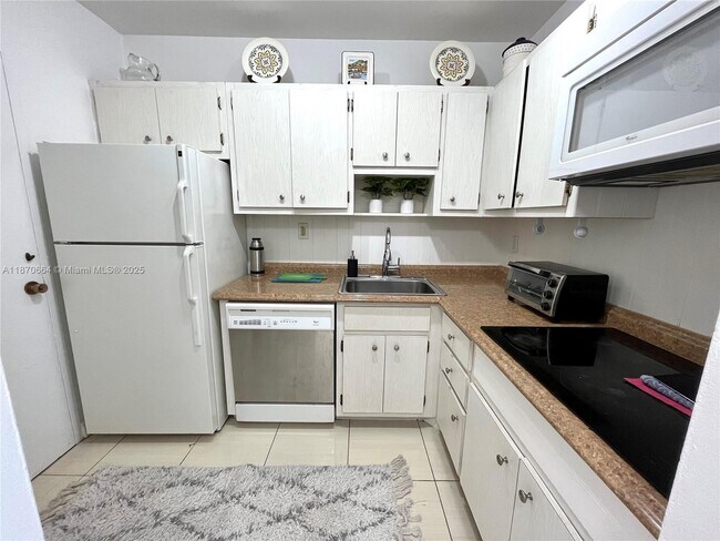 Building Photo - 2899 Collins Ave