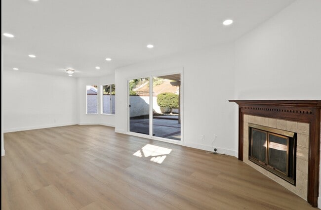 Building Photo - 21525 Vía Pepita