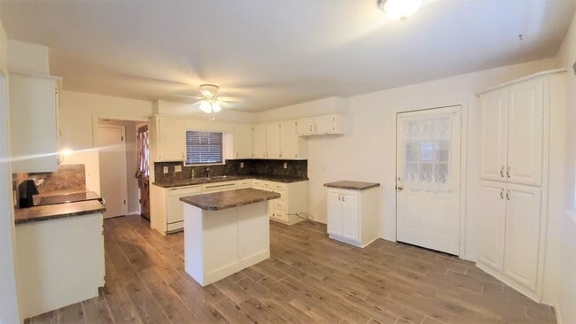 Building Photo - Super 3 Bed 2 Bath 2 Car Garage in Rolling...