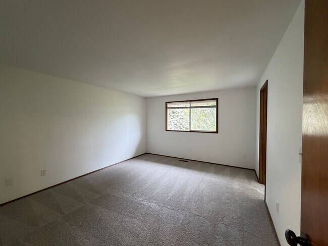 Building Photo - Saratoga Reach Beauty: Updated 4BR Home with Deck, Fireplace & Prime Mukilteo Location