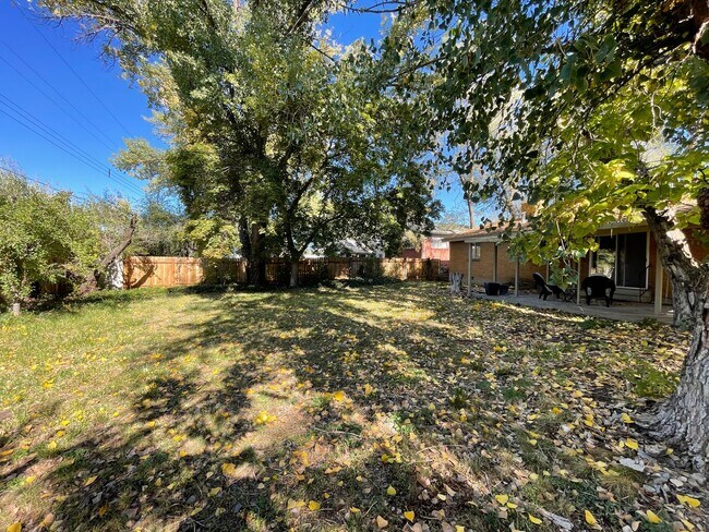 Building Photo - Cozy Holladay Gem – 3 Bed, 2 Bath with Fen...