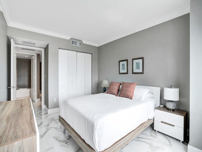 Building Photo - 2602 E Hallandale Beach Blvd