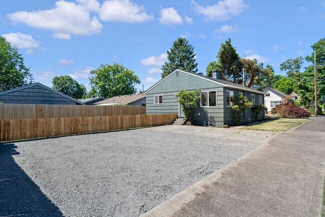 Building Photo - Spacious 4-Bed Home w/ Finished Basement & Fenced Yard – Lents Neighborhood