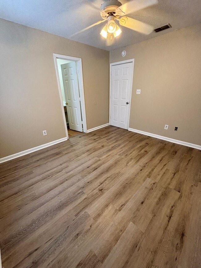 Building Photo - Modern 4BR/4BA Townhouse Near FAMU & North...