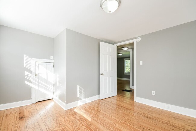 Building Photo - 4 bedroom / 1.5 bath in West Ashley ~ Move-in Today!