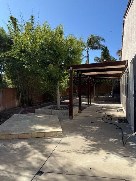 Building Photo - 556 Rocking Horse Dr