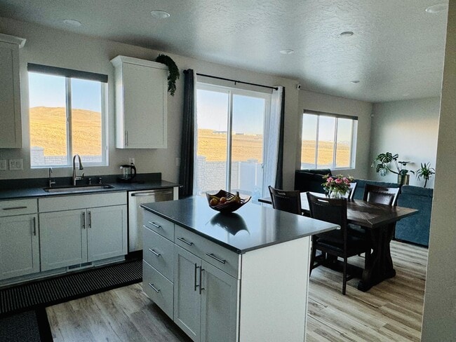 Building Photo - 2687 N Snowberry Dr