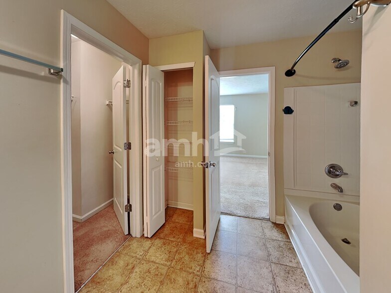 Building Photo - 7161 Lakeland Trails Blvd