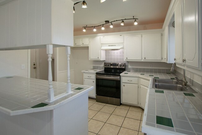 Building Photo - 224 S Bouziden Dr