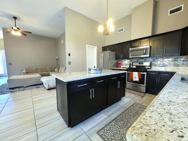 Building Photo - Amazing 3 bedroom 2 bath home in West El Paso!