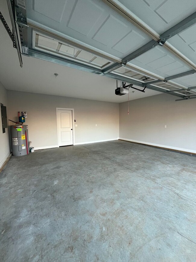 Building Photo - Modern Townhome with 2 Car Garage in Rich ...