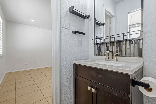 Building Photo - 3 bed 2 bath house with a studio