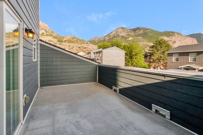 Building Photo - Spacious 3 Bed, 2.5 Bath Pet-Friendly Home...