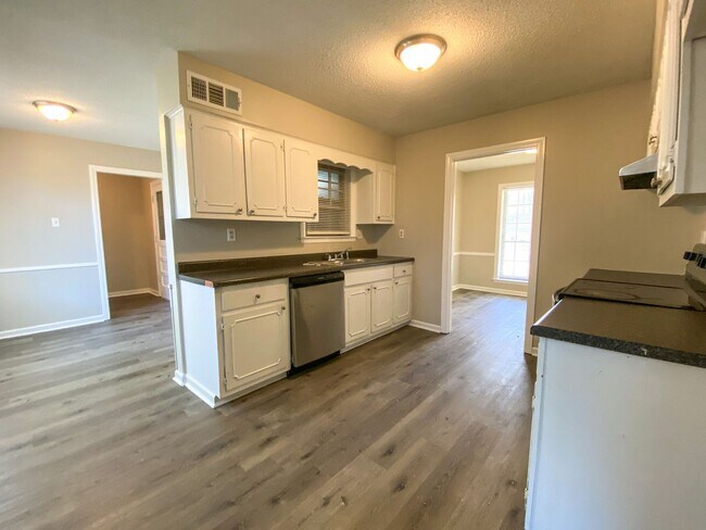 Building Photo - 3 bed, 2 bath home with access to 79 and 40.