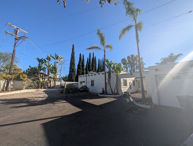 Building Photo - Private 2 Bedroom Plus Home in Vista!