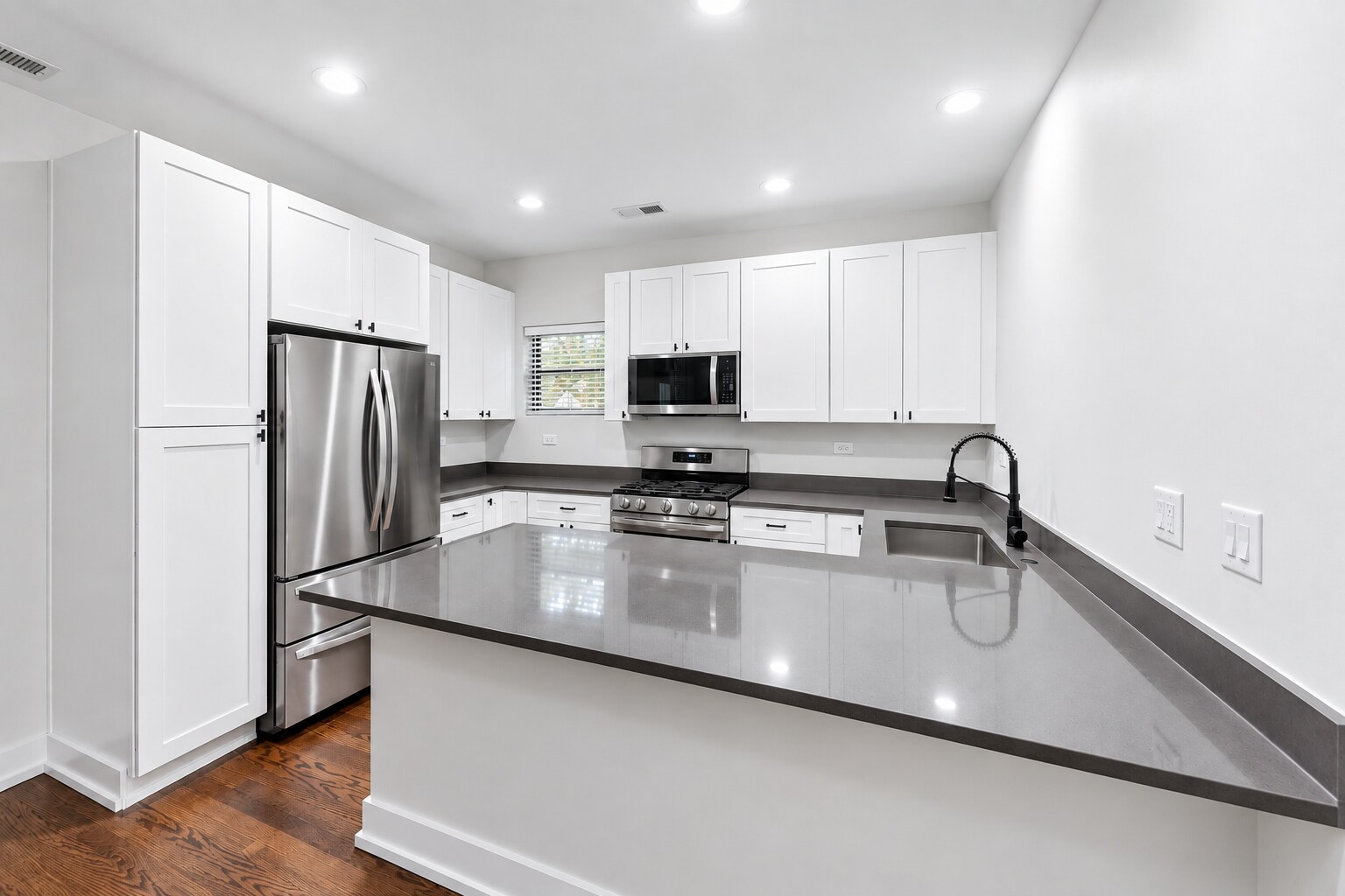 Kitchen - 6453 N Bosworth Ave