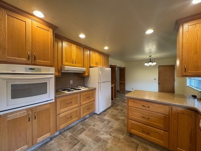 Building Photo - Well located, 4/2, Redwood views