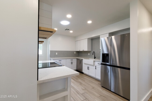 Building Photo - 1028 E Manzanita Dr