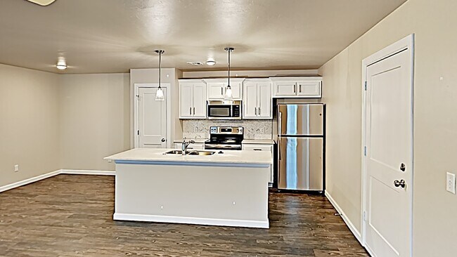 Building Photo - 3 Bedroom 2 Bath Duplex Near Tinker AFB!