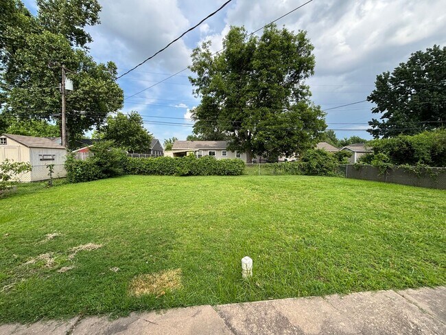 Building Photo - Adorable 3 bed, 1 bath, 1 car midtown bungalow close to the fairground, restaurants and shopping.
