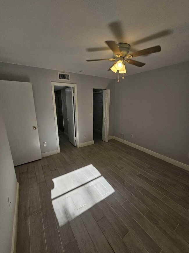 Building Photo - 1233 SW 46th Ave