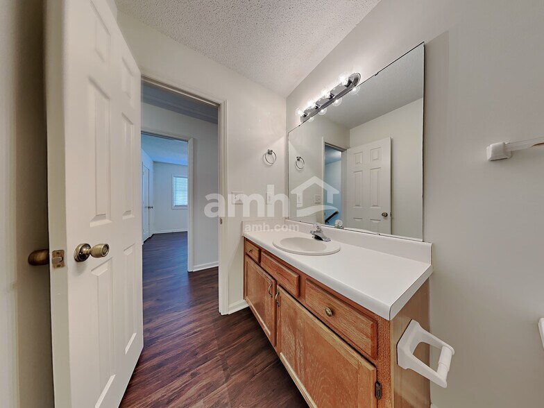 Building Photo - 833 Eagle Point Dr