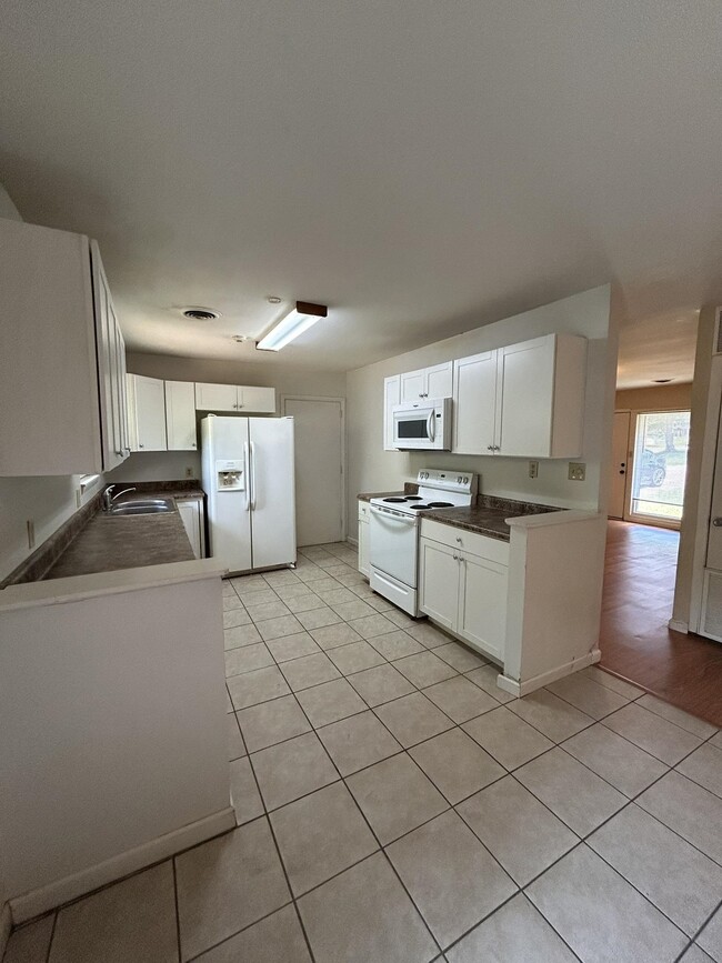 Building Photo - 811 Bahama Dr