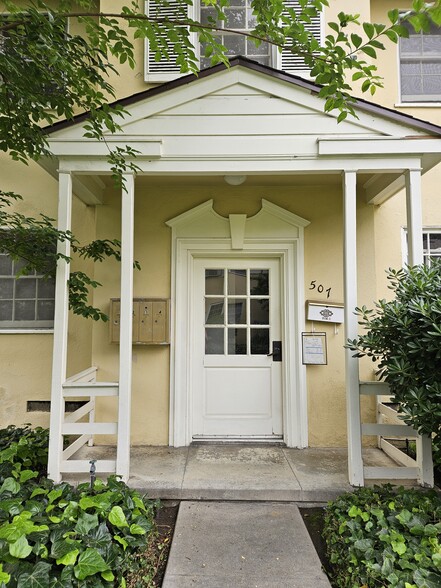 Entrance to building - 507 E Maple St