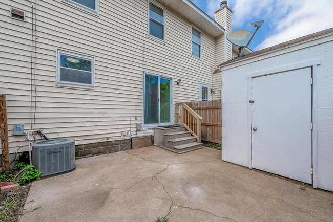 Building Photo - 253 Greenbrier Ave