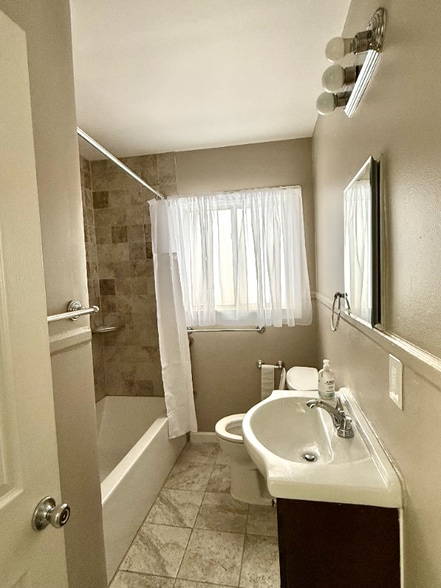 Building Photo - 18288 Deering St