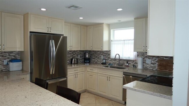 Building Photo - 1051 Hillsboro Mile