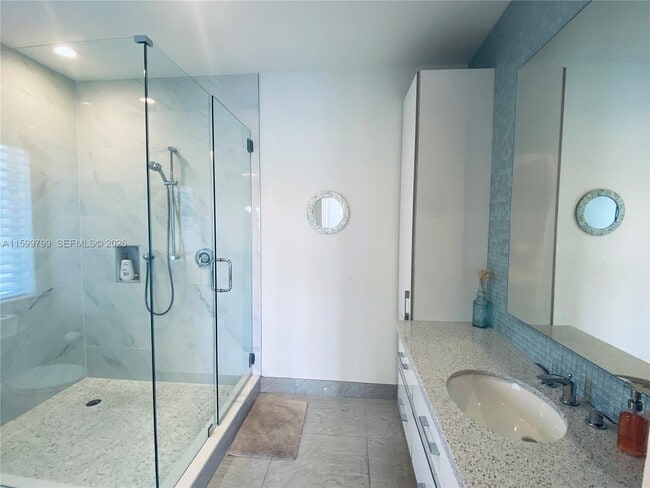 Building Photo - 513 Palm Dr