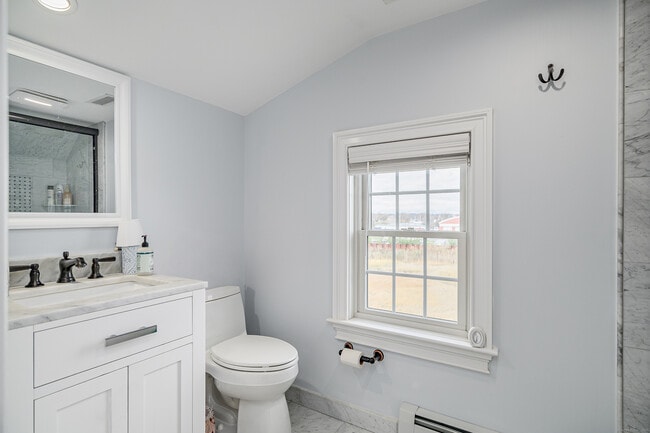 Building Photo - 1140 Fairfield Beach Rd