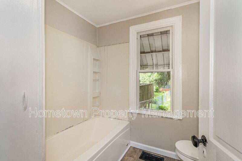 Building Photo - 303 Ridge Ave