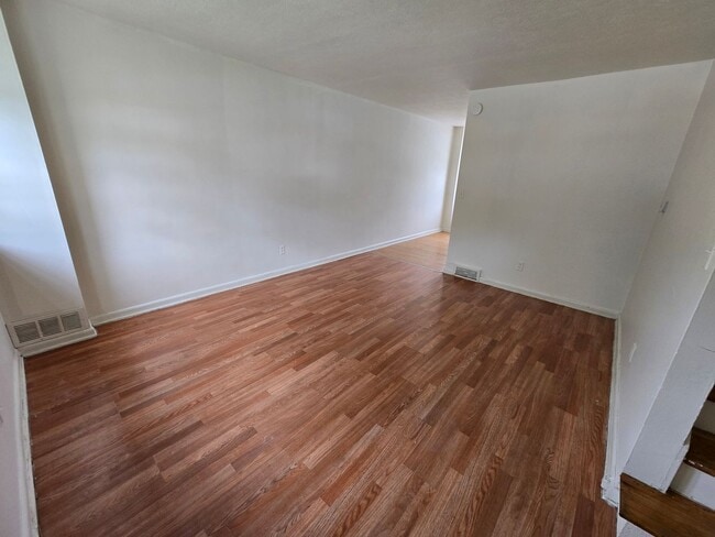 Building Photo - $900 - 2 Bed 1 Bath Town Home