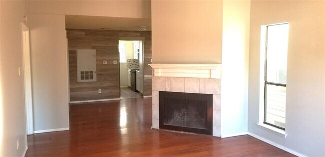 Primary Photo - 1907 West Loop