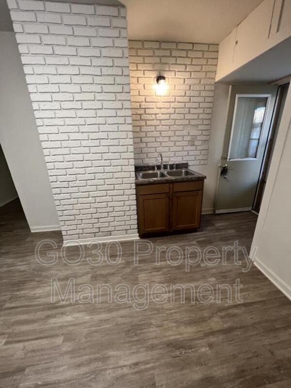 Building Photo - 403 Steel St