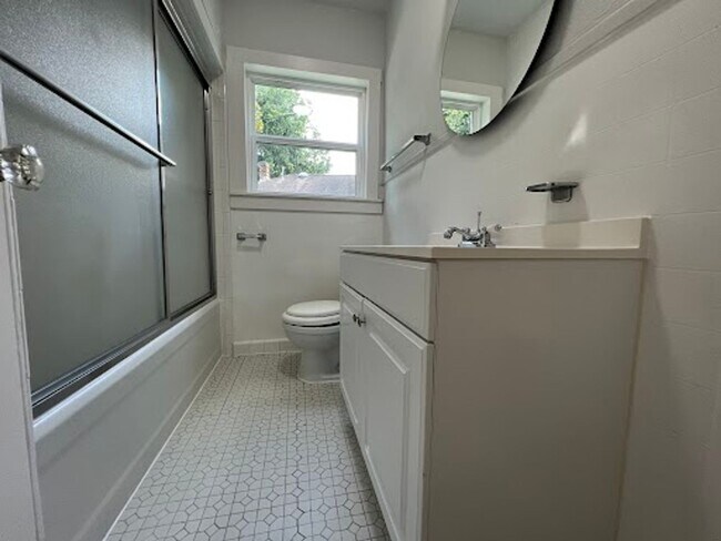 Building Photo - 2420 White Oak Dr
