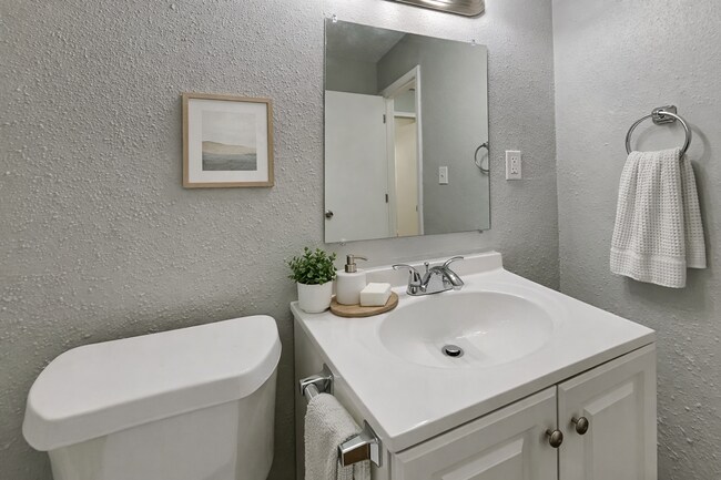 Building Photo - Updated 3-Bed Home with Granite Kitchen Near Shopping & Highways – Independence, MO