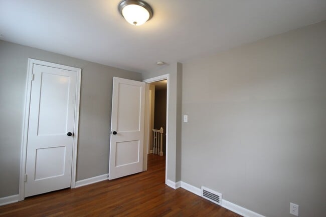 Building Photo - 2 Bedroom Duplex in North Kansas City