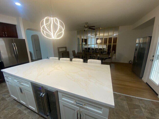 Building Photo - Elegant 5-Bedroom, 3.5-Bathroom Home – Mov...