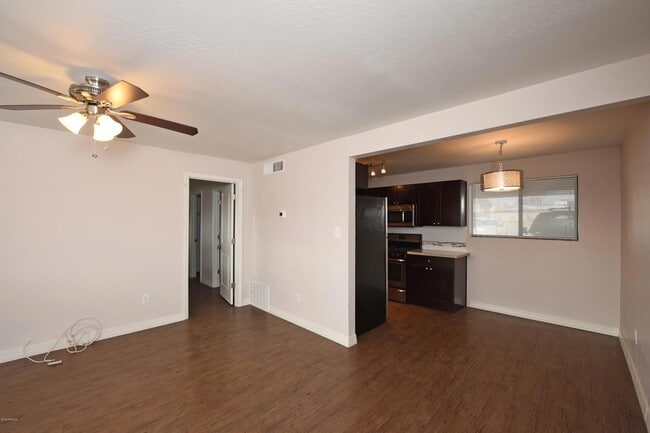 Building Photo - 502 E Mariposa St