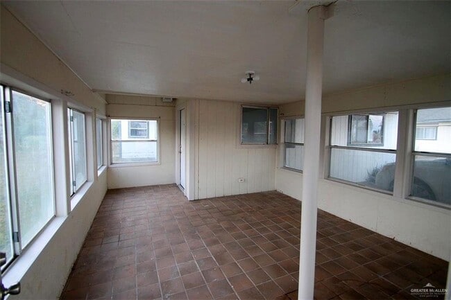 Building Photo - 11 E 6th St