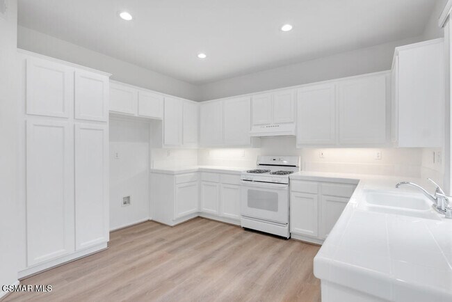 Building Photo - 663 Avenida Magdalena