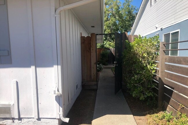 Building Photo - CAMPBELL - REMODELED DUPLEX with garage gr...