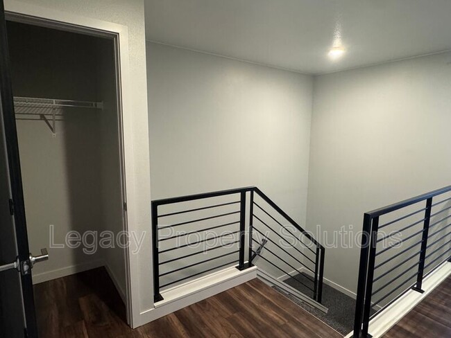 Building Photo - 208 E Greenfield Ln