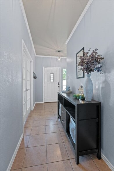 Building Photo - 2108 Scott Dr